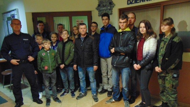 Druhowie z Poręby Wielkiej odwiedzili komendę – FOTO