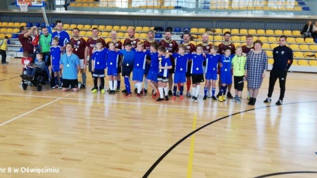 Zagrali ojcowie i dziadkowie z dziećmi – FOTO