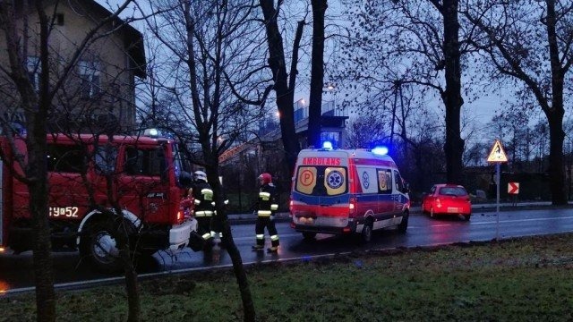Toyotą w drzewo. Zator na drodze w Brzeszczach – FOTO