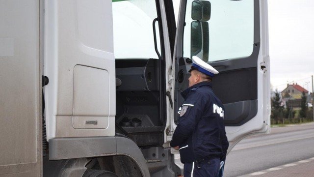 Nic sobie nie robi z sądowych zakazów