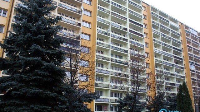 Siedział na barierce na dziewiątym piętrze