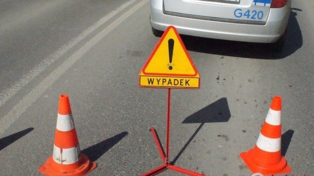 Samochód dachował. Utrudnienia na drodze wojewódzkiej