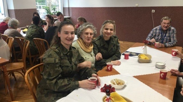 Uczniowie Chemika z wizytą u seniorów – FOTO