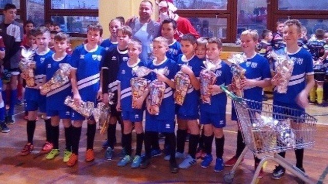 Młodzicy Zaborzanki wygrali turniej mikołajkowy w Piotrowicach