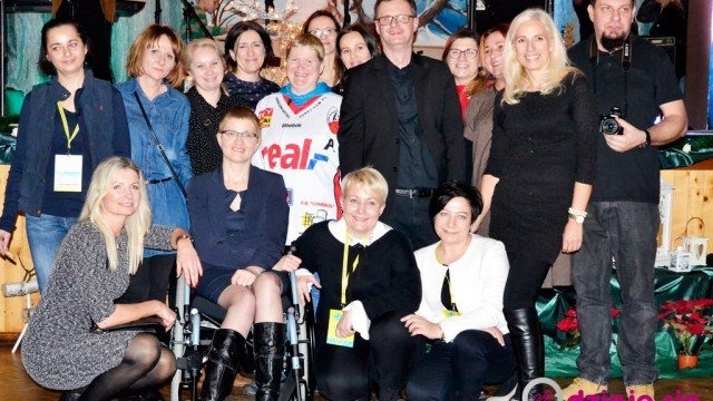 Zatrzymali się w przedświąteczne gonitwie. Dla Basi – FOTO