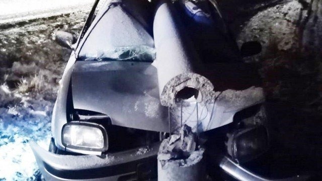 Złamał samochodem betonowy słup – FOTO