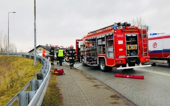 Trzy osoby w szpitalu po zderzeniu na wiadukcie – FOTO