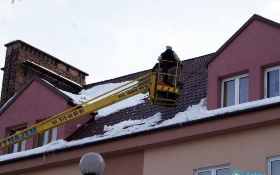 Trzeba usuwać sople i śnieg z dachu