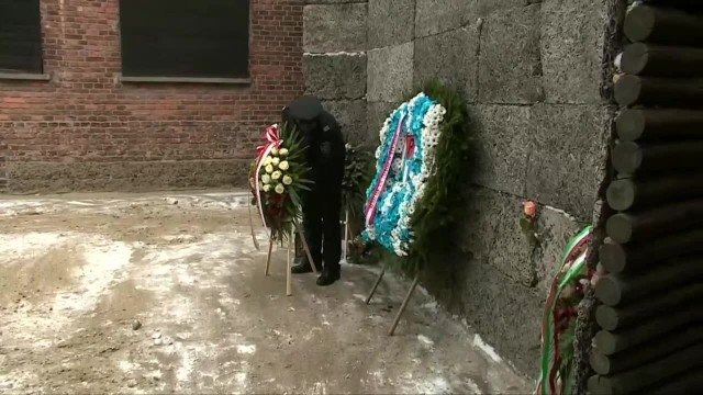 Złożyli wieńce pod Ścianą Straceń w 74. rocznicę wyzwolenia obozu – FILM