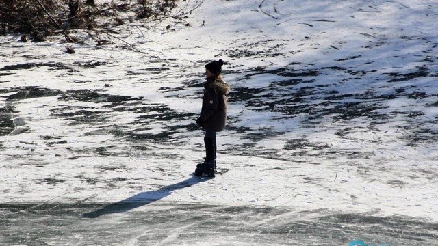W porę przegonili dzieci z tafli lodowej na Krukach