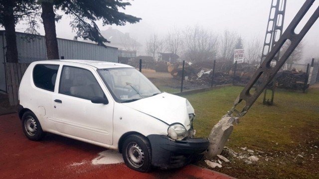 „Przydzwonił” seicentem w latarnię – FOTO