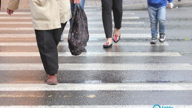 Potłuczony pieszy, rozbite samochody