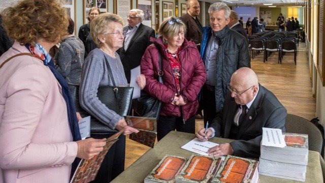Ludzkie historie spisane na cegłach w fabryce śmierci – FOTO
