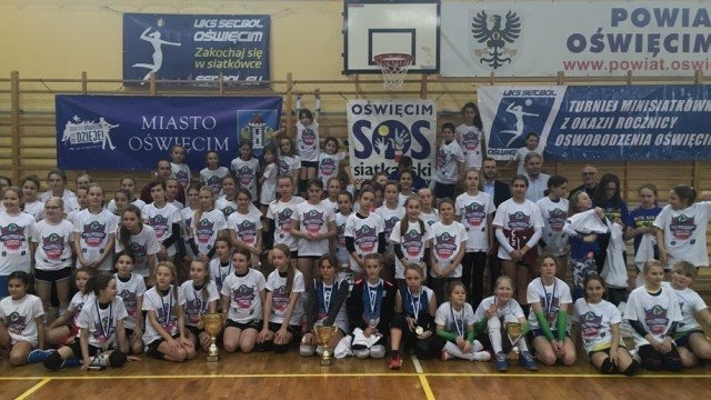 Uczcili ważną rocznice grając w siatkówkę