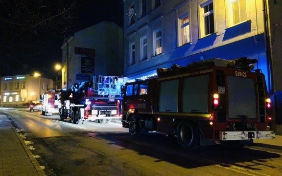 Ogień i gęsty dym. Akcja strażaków w Starym Mieście – FOTO