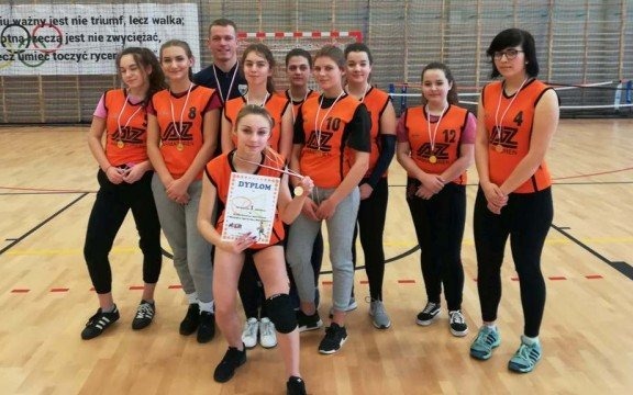 Starsza drużyna z ósemki awansowała dalej