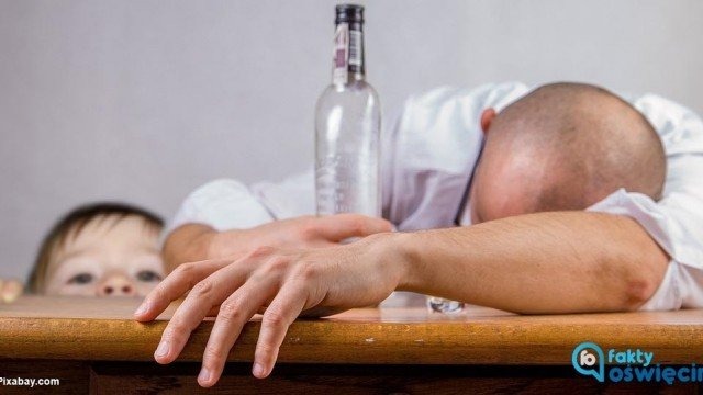 Po pijanemu „opiekowali się” dziećmi