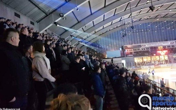 Pełne trybuny. Unia z GKS nadal w grze – FOTO