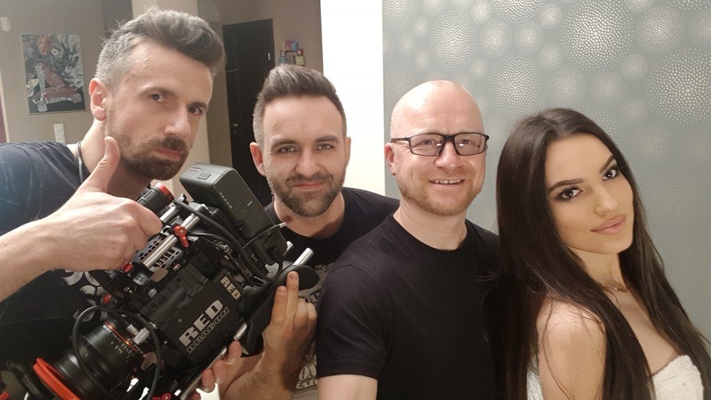 Dwa miliony odsłon “Is this love” – FILM, FOTO