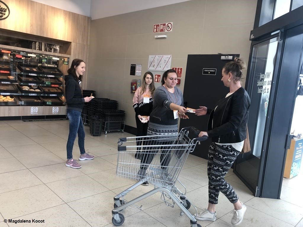 Młodzi ludzie zbierali żywność dla potrzebujących na święta