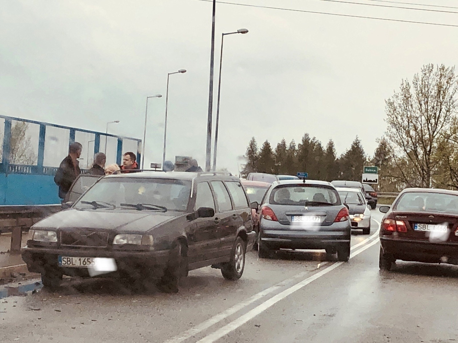 Kraksa na wiadukcie. Utrudnienia i ruch wahadłowy – FOTO