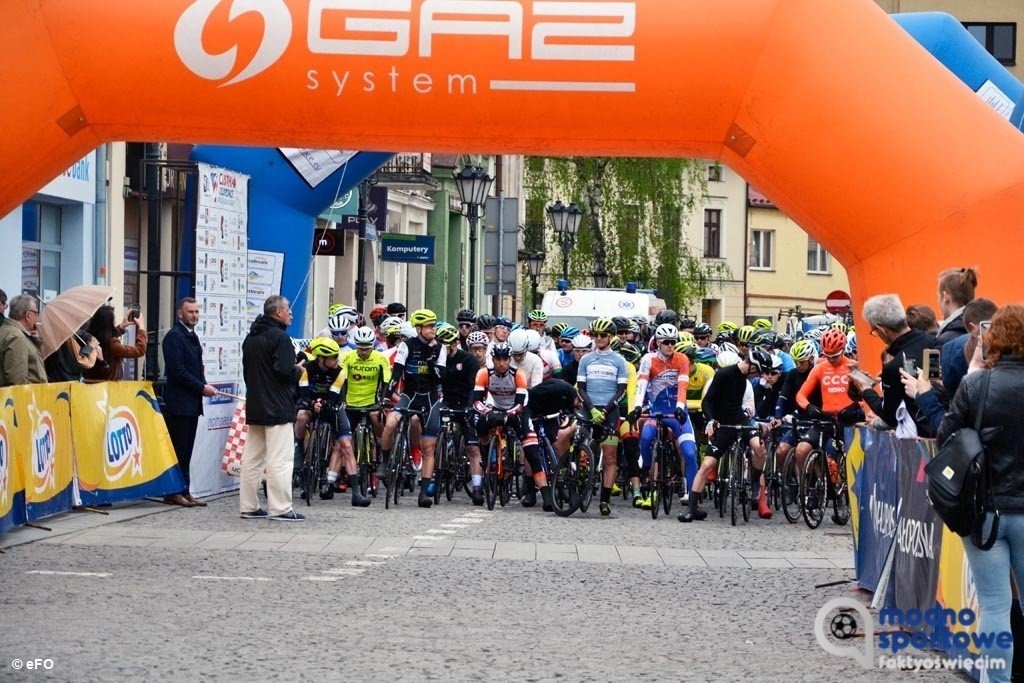 Kolarze przemknęli przez powiat – FILM