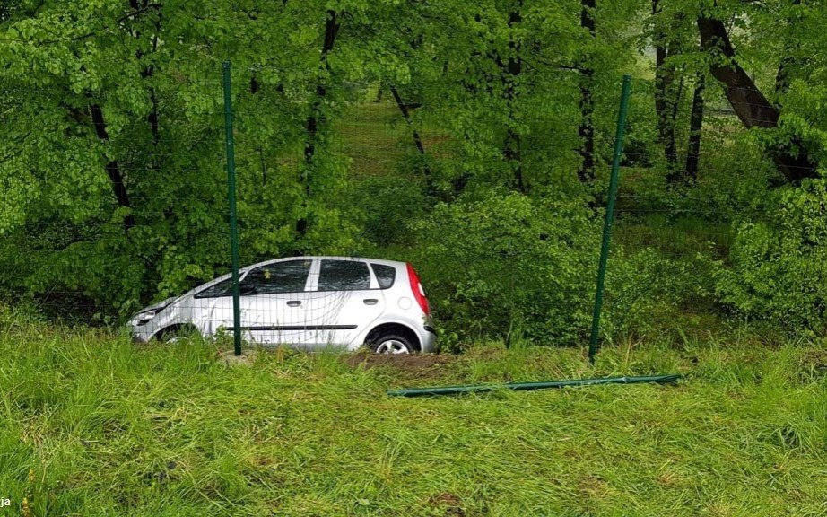 Wymusił pierwszeństwo i zepchnął auto z drogi – FOTO