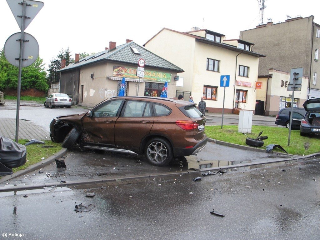 Jechał z pracy. Zasnął za kierownicą – FOTO