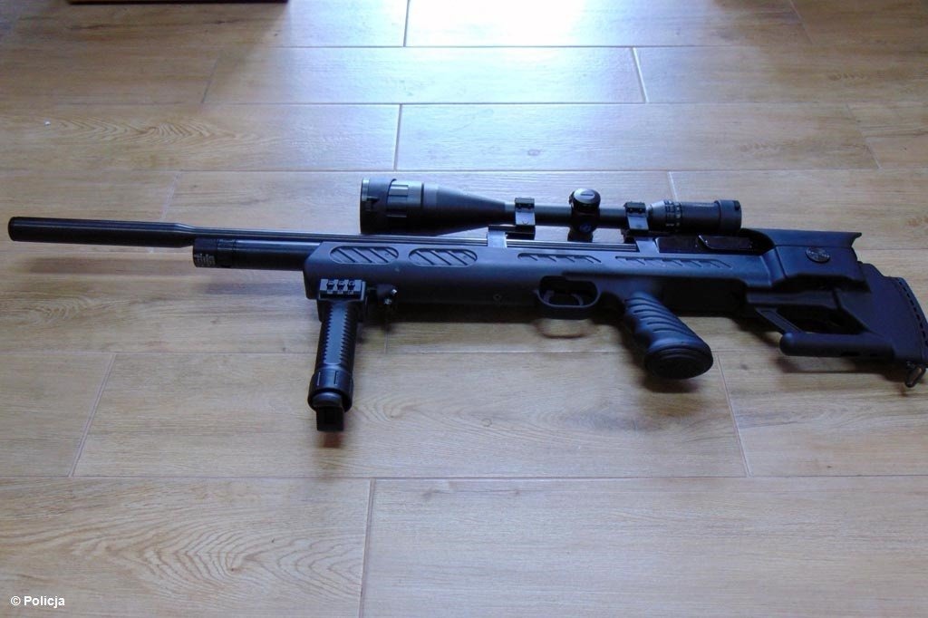 Konopie indyjskie, marihuana i karabin – FOTO