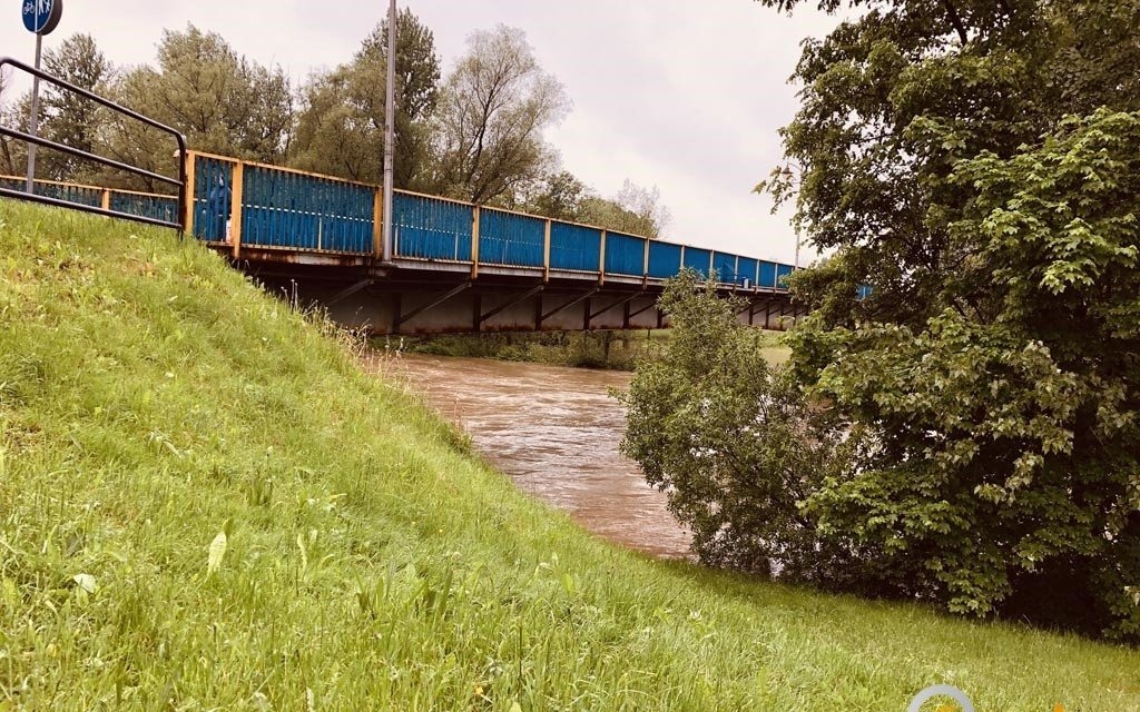 Możliwe burze, grad, ulewy, wiatr do 100 km/godz
