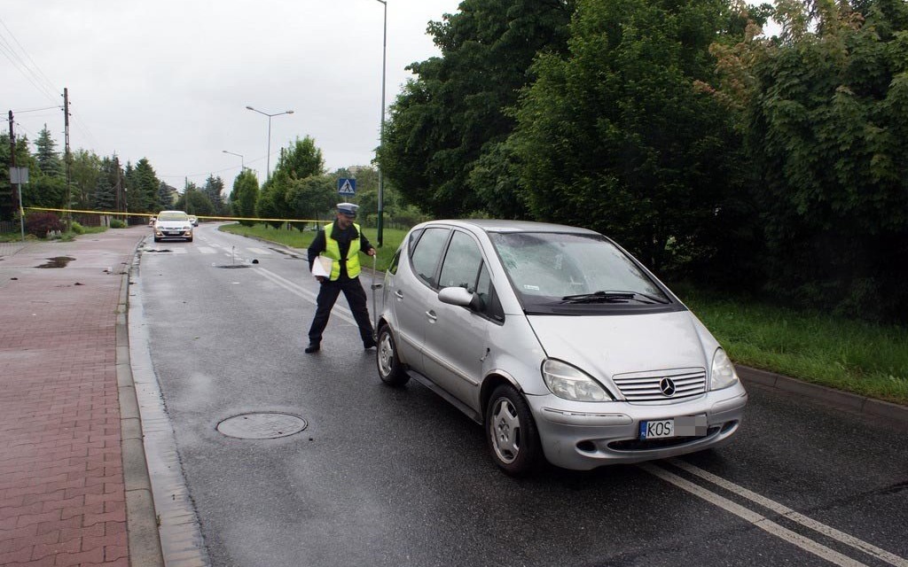 Senior wjechał rowerem wprost przed samochód – FOTO