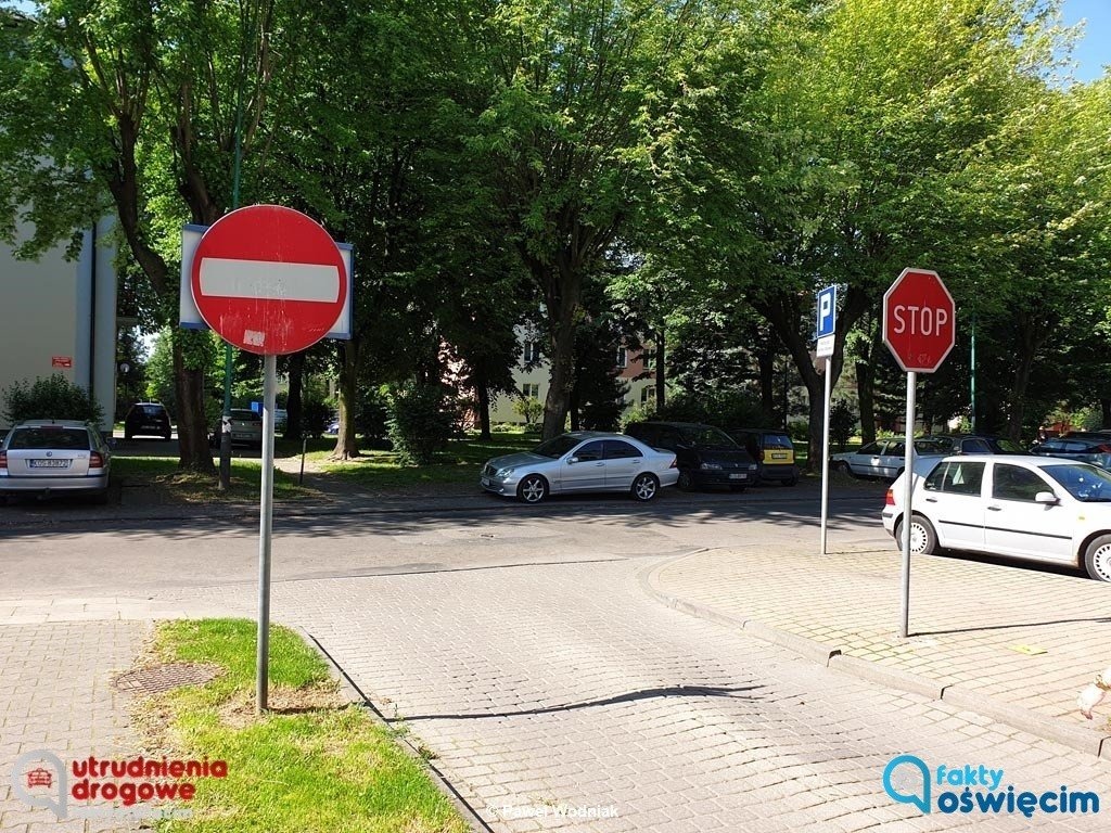 Jeżdżą pod prąd, bo ktoś odwrócił znaki – FOTO