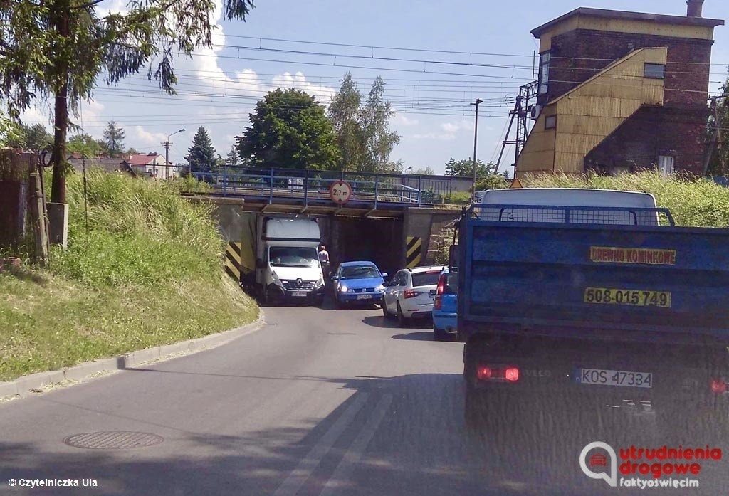 Kolejny samochód utknął pod mostkami