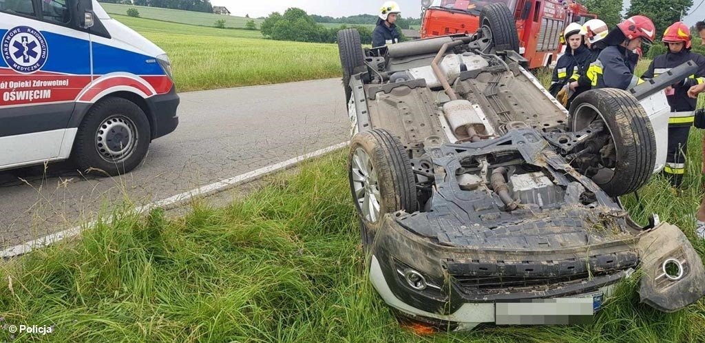 Opel dachował, land rover wjechał w budynek