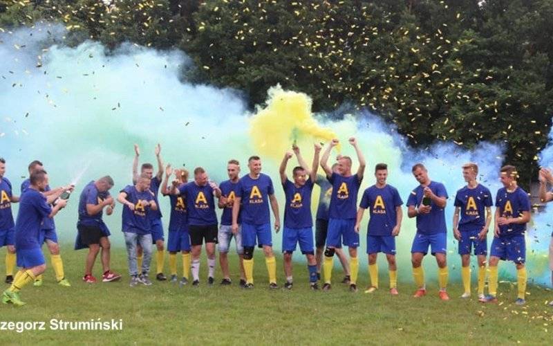 Nie musieli grać meczu, więc świętowali – FOTO