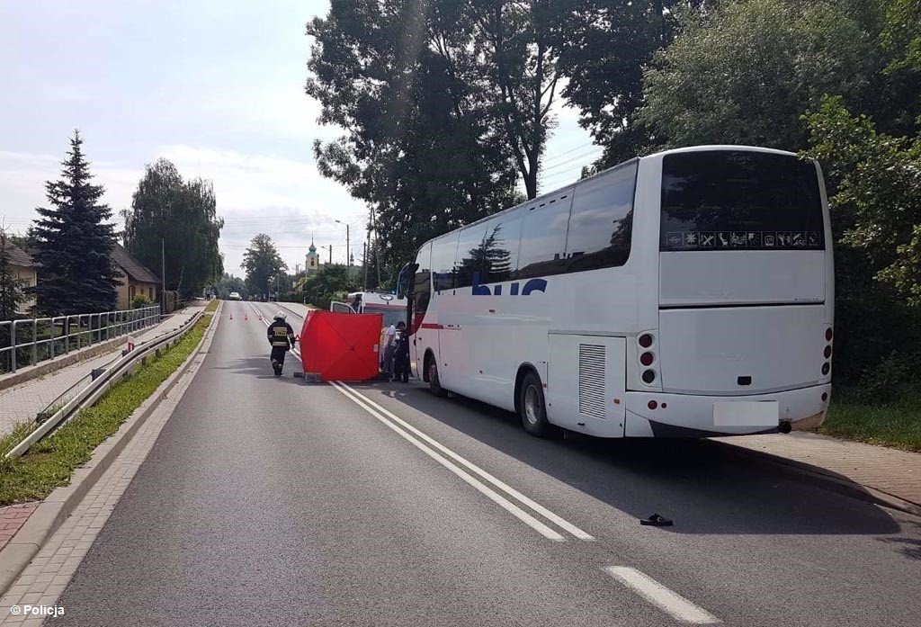 Wszedł wprost przed autobus. Zginął na drodze