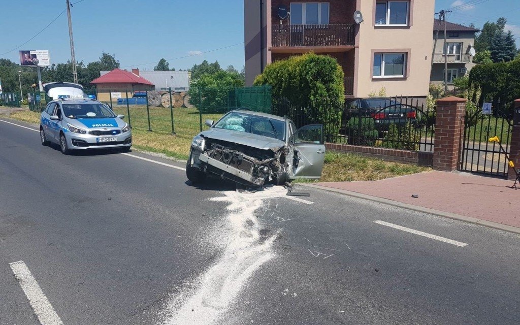 Uderzyła w ciągnik rolniczy – FOTO