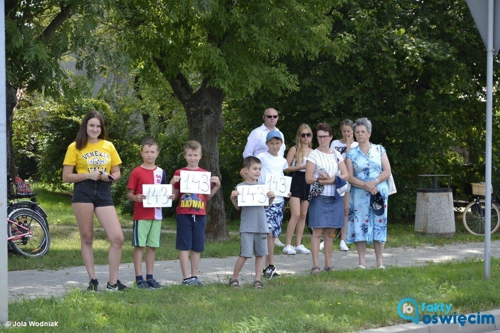 Kolarze, jadąc przez Oświęcim, oddali hołd belgijskiemu zawodnikowi – FILMY, FOTO