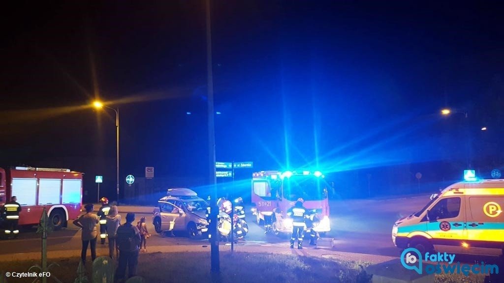 Kraksa na skrzyżowaniu, potrącenie przy przejściu – FILMY, FOTO