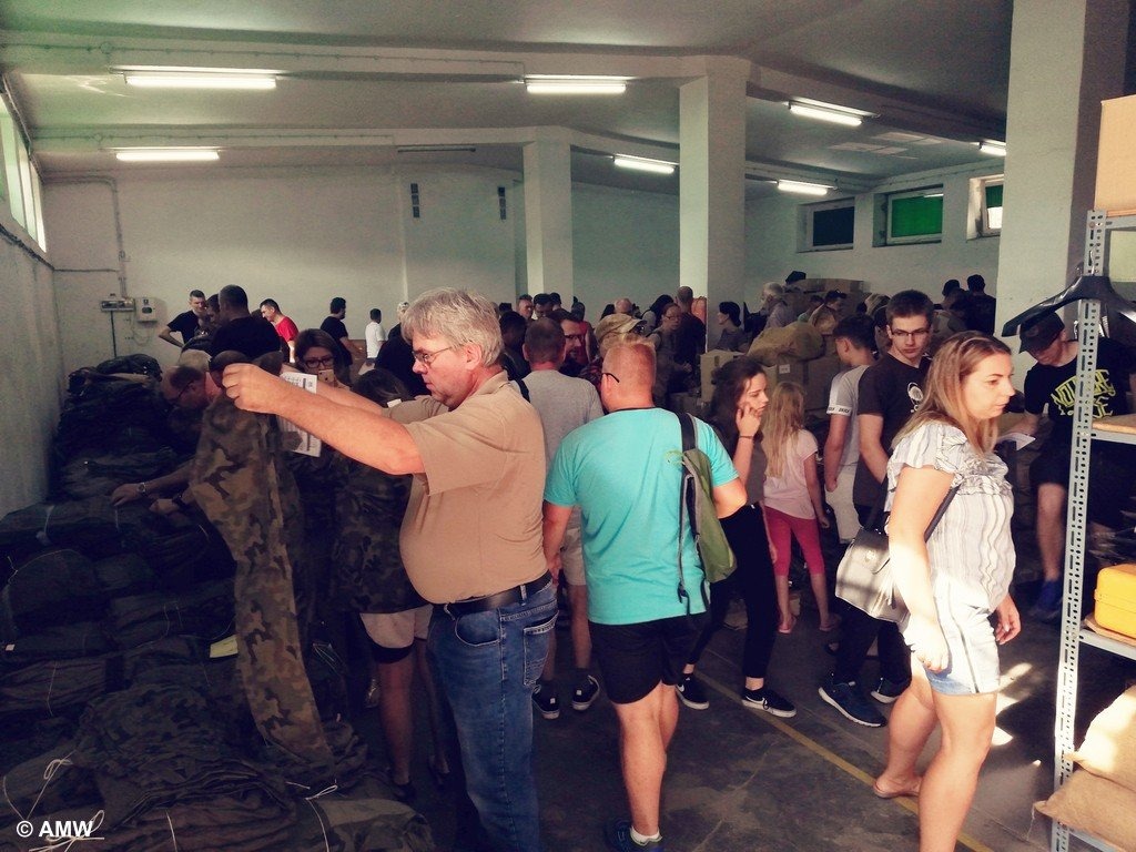 Tłumy podczas „wietrzenia” magazynu wojskowego – FOTO