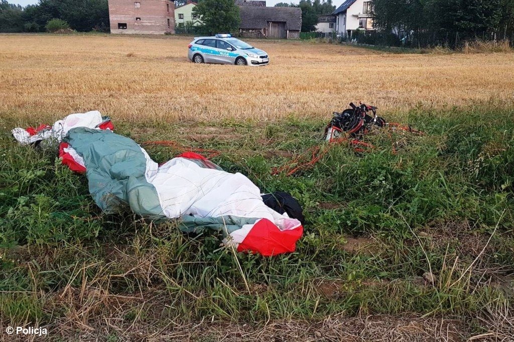 Paralotniarz rozbił się w Skidziniu – FOTO