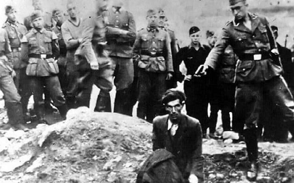 Zdjęcie rozstrzeliwanego Żyda na odzieży. Interwencja Muzeum Auschwitz