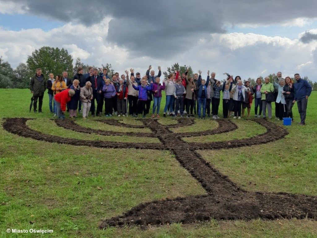 Żonkilowa menora w Parku Pojednania – FOTO