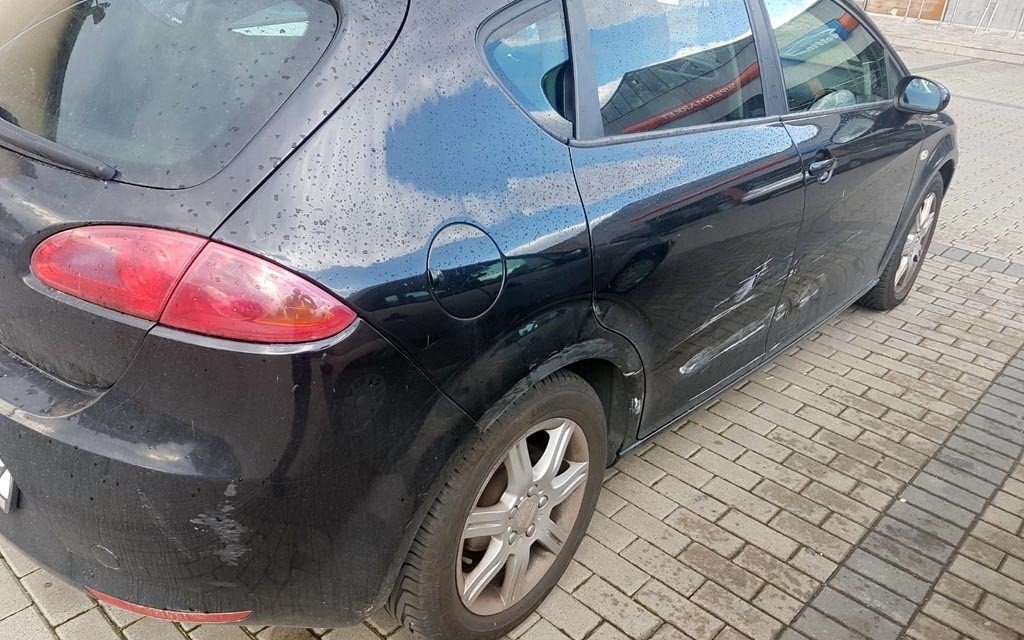 Promilowe zarysowania z ucieczką w tle