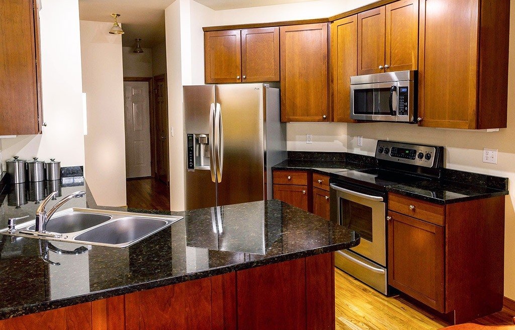 Side by Side czy tradycyjna lodówka? Jaką chłodziarko-zamrażarkę wybrać?