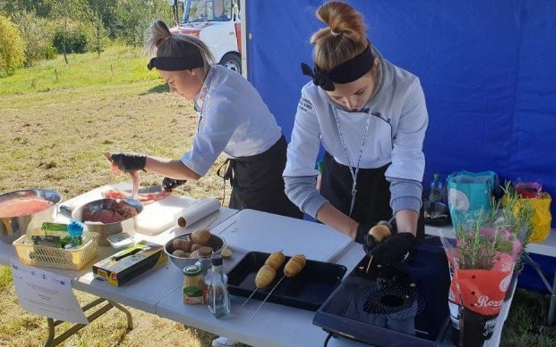 Uczniowie WZS w Zatorze mistrzami w przyrządzaniu karpia – FOTO