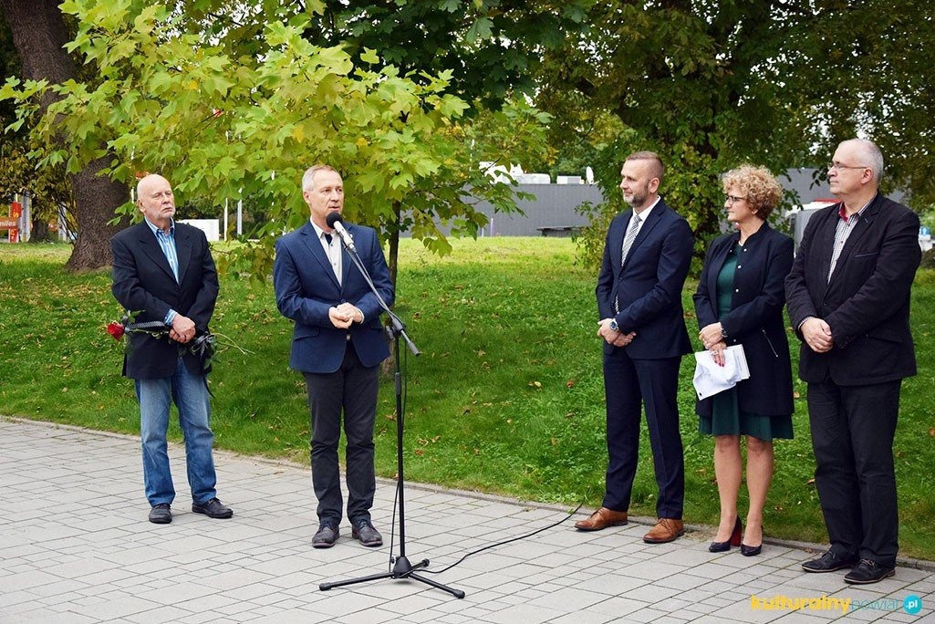 Spróbuj opiewać okaleczony świat – FILM