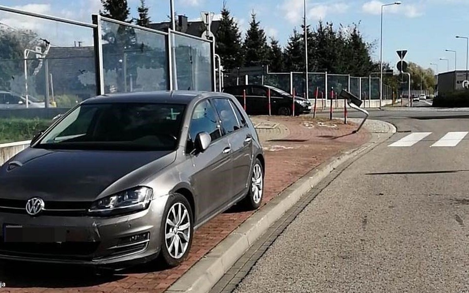 Wjechał samochodem na chodnik