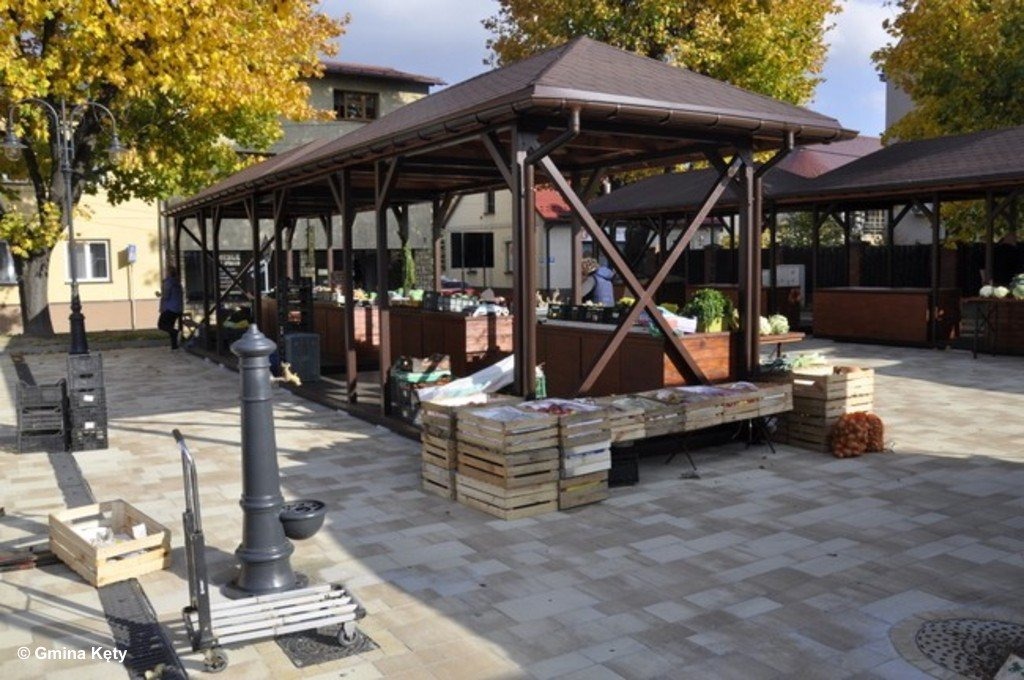 Osiem nowych, modułowych straganów handlowych – FOTO