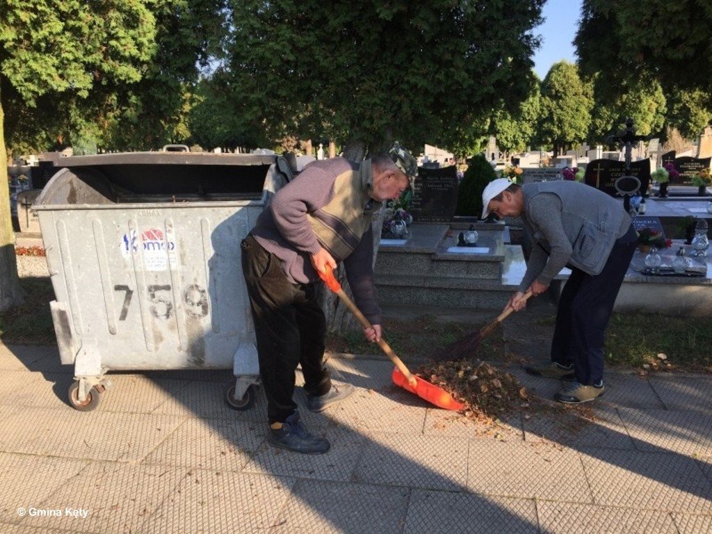 Porządkują kęcki cmentarz – FOTO